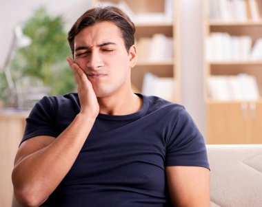 Acı çeken genç yakışıklı adam.