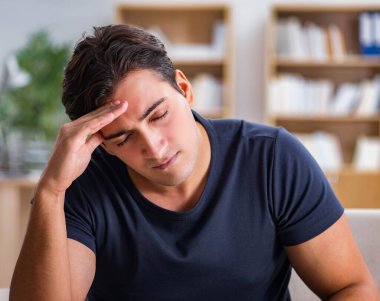 Acı çeken genç yakışıklı adam.