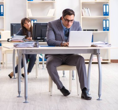 Ofiste çalışan kadın ve erkek.