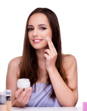 Beyazlar içinde makyaj yapan kadın.