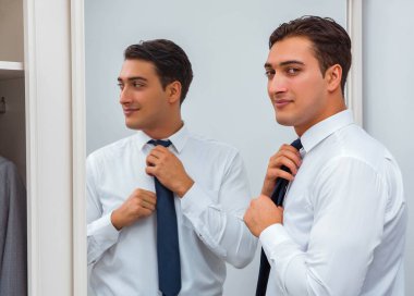 İş adamı iş için giyiniyor.