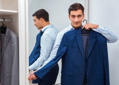 İş adamı iş için giyiniyor.