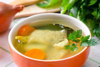 Tabakta servis edilen balık çorbası.