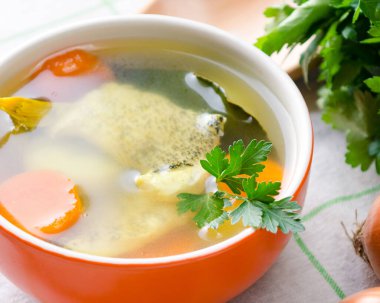 Tabakta servis edilen balık çorbası.