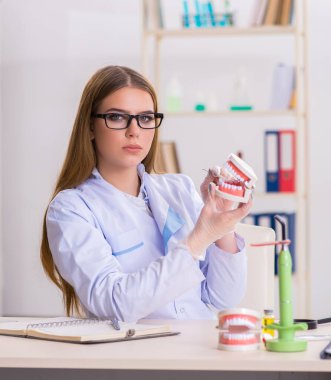 Diş hekimliği öğrencisi sınıfta pratik yapıyor.