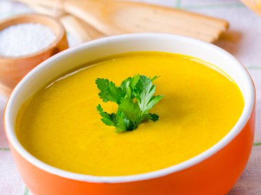 Kabak çorbası kasede servis edilir.