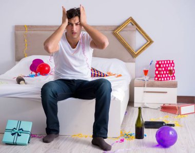 Adam evde ağır parti sonra