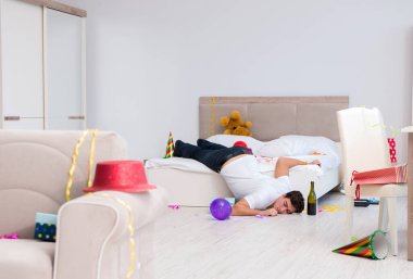 Adam evde ağır parti sonra