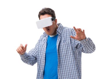 Sanal gerçeklik gözlüğü takan genç adam.