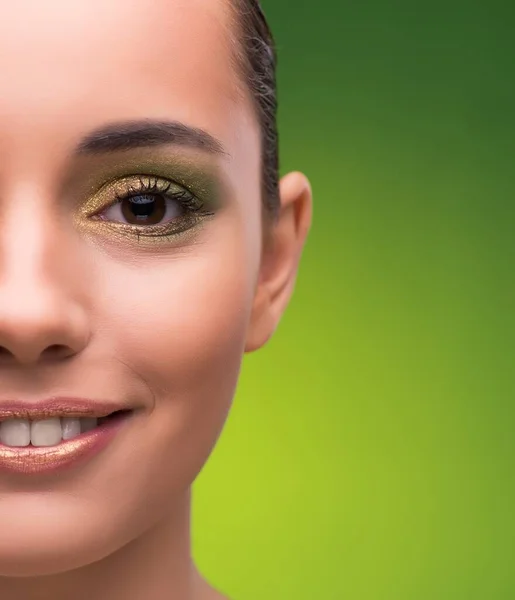 Fiatal nő a szépség fogalma zöld háttér — Stock Fotó