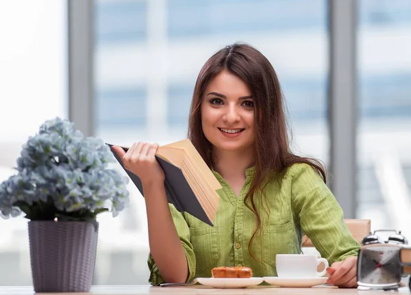 Ung student förbereder sig för tentor dricka te — Stockfoto