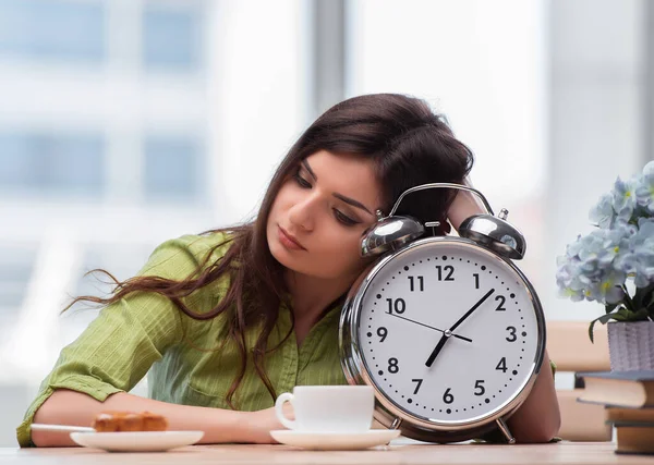 Student with gian alarm clock preparing for exams — Stock Photo, Image