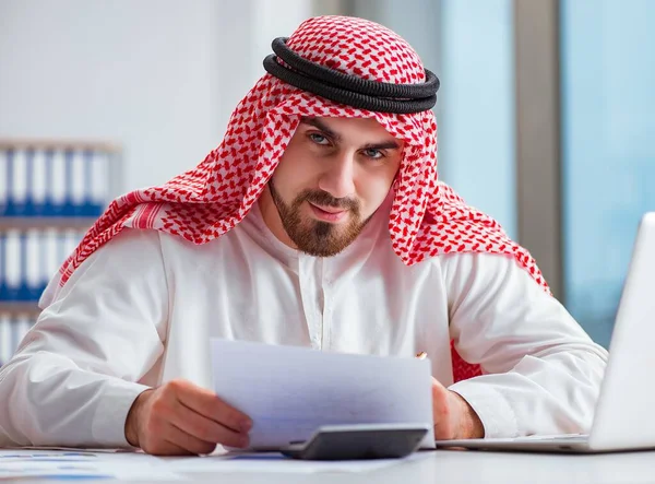 Empresário árabe trabalhando no computador portátil — Fotografia de Stock