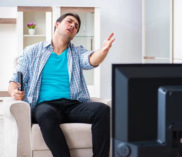 Homme regardant la télévision à la maison — Photo
