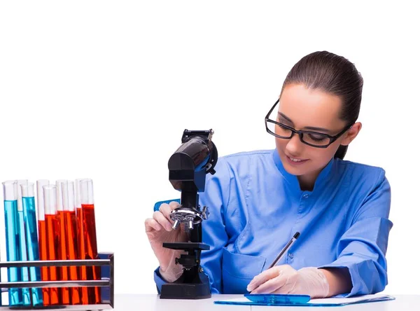 Doctora joven en laboratorio aislada en blanco — Foto de Stock