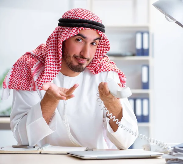 Uomo d'affari arabo che lavora in ufficio — Foto Stock