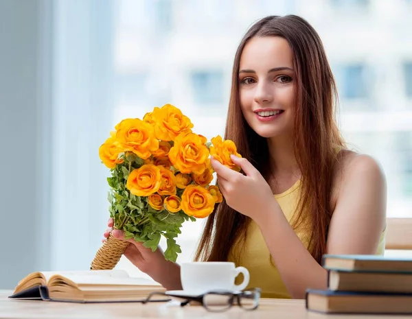Ung flicka med present av blommor — Stockfoto