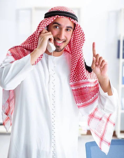 事務所で働くアラブ人実業家 — ストック写真