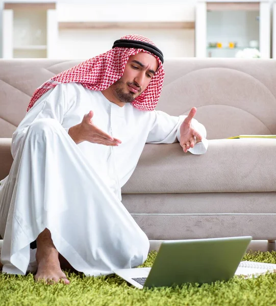 Arab pracuje w domu nad swoją pracą — Zdjęcie stockowe