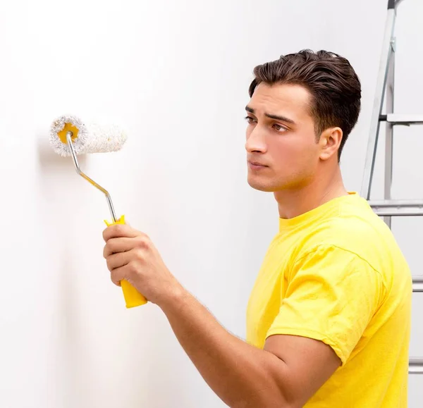 Joven haciendo mejoras en el hogar — Foto de Stock