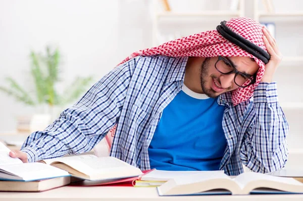 Estudante árabe se preparando para exames universitários — Fotografia de Stock