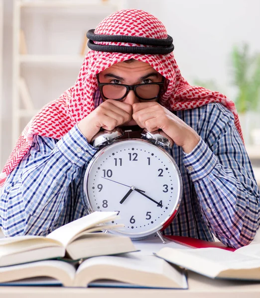 Étudiant arabe se préparant aux examens universitaires — Photo