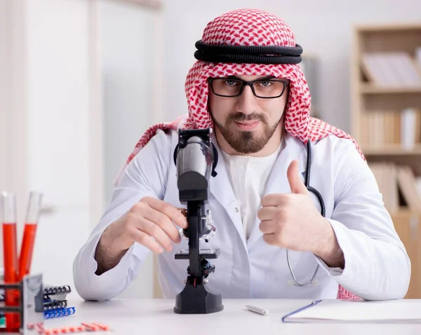 Arabiska läkare arbetar i sjukhuset lab — Stockfoto