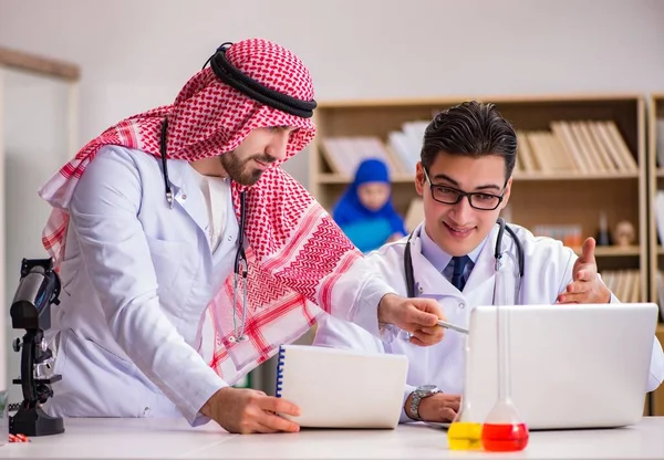 Concetto di diversità con i medici in ospedale — Foto Stock