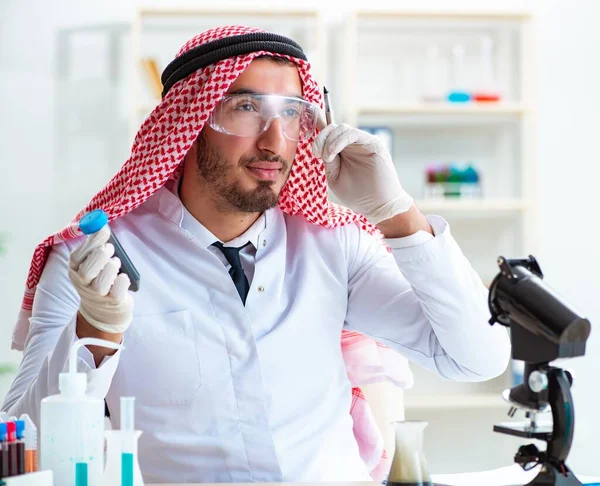 在实验室工作的阿拉伯化学家 — 图库照片