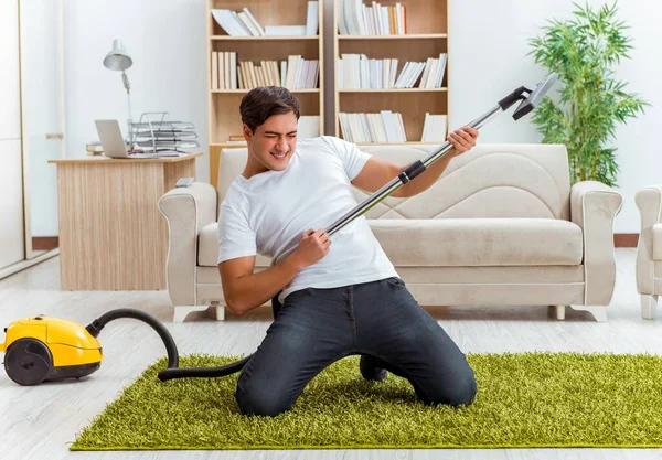 Mężczyzna mąż sprzątanie domu pomaga żonie — Zdjęcie stockowe