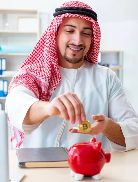 Homme arabe avec Bitcoin dans le concept d'exploitation minière crypto-monnaie — Photo