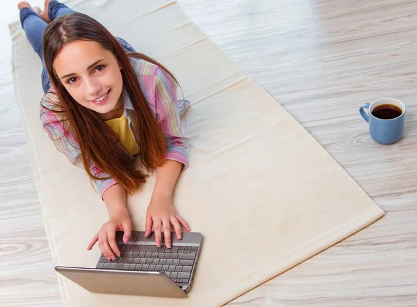 Молодая девушка серфинга Интернет на ноутбуке — стоковое фото