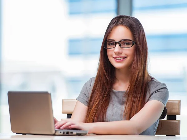 Jonge zakenvrouw werkt op laptop — Stockfoto