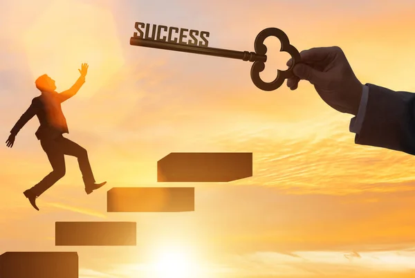 Üzletember mászik a karrier létrán a siker — Stock Fotó