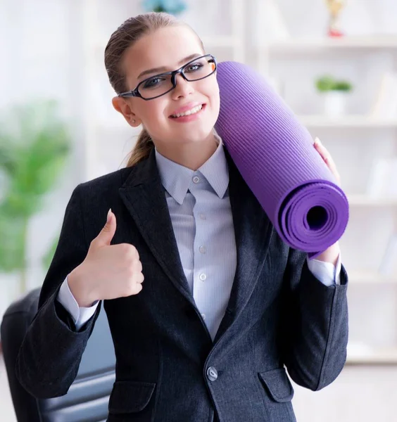 Young businesswoman in healthy lifestyle concept — Stock Photo, Image