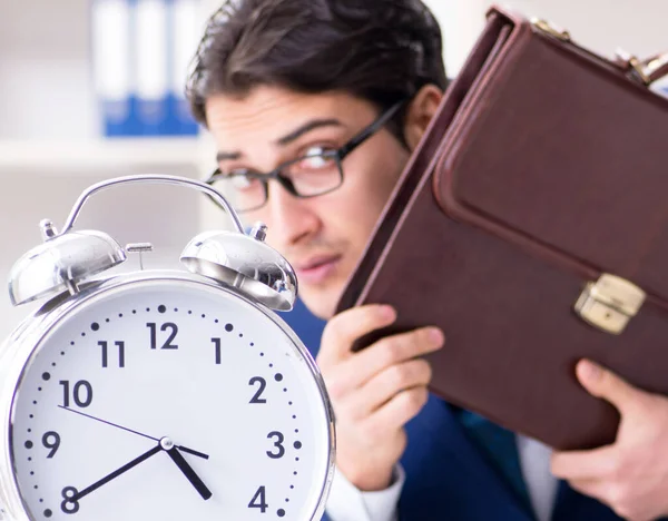 Affärsman i brådska försöker hålla tidsfristen — Stockfoto