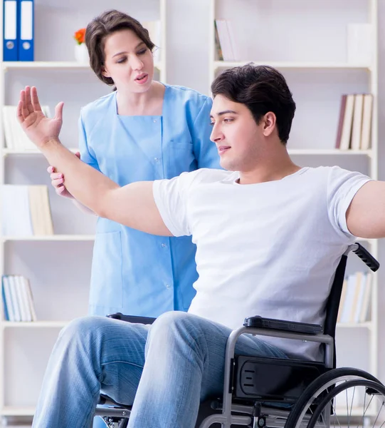 Paziente sottoposto a programma di recupero riabilitativo con medico — Foto Stock