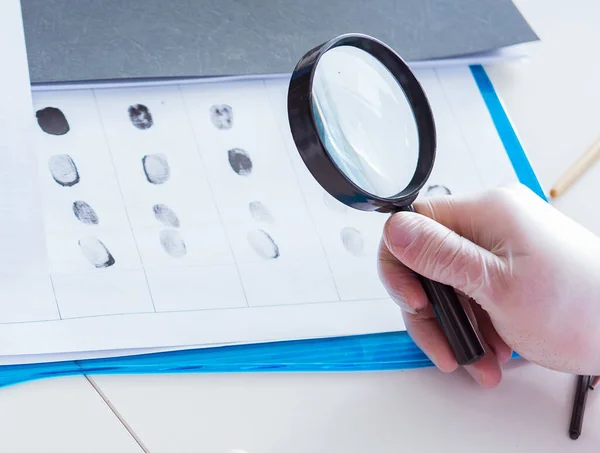 De criminoloog politie chemicus op zoek naar bewijs van misdaad — Stockfoto