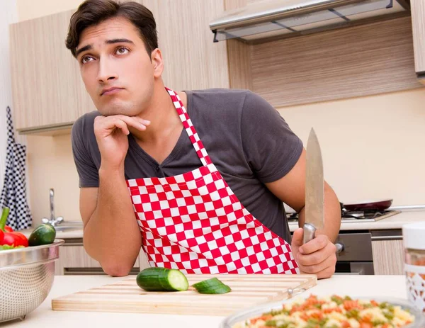 Homem cozinheiro masculino preparar comida na cozinha — Fotografia de Stock