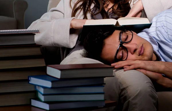 Dos estudiantes que estudian tarde preparándose para los exámenes — Foto de Stock
