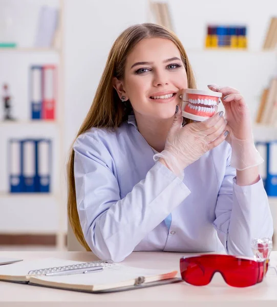 Estudante de Odontologia praticando habilidades em sala de aula — Fotografia de Stock