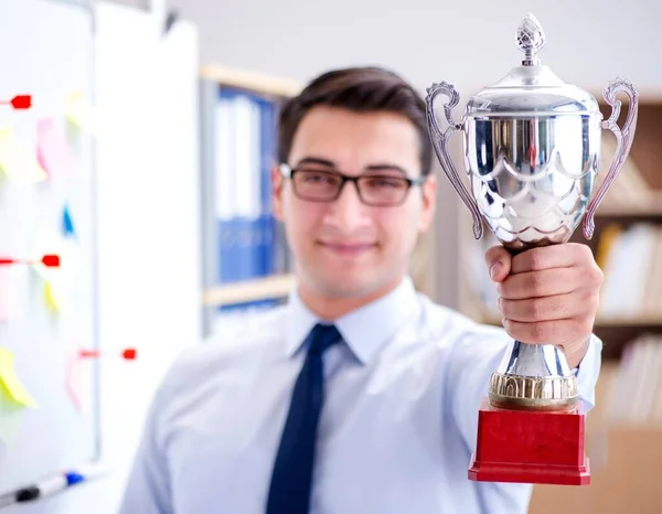 Jovem empresário recebe prêmio de copa no cargo — Fotografia de Stock