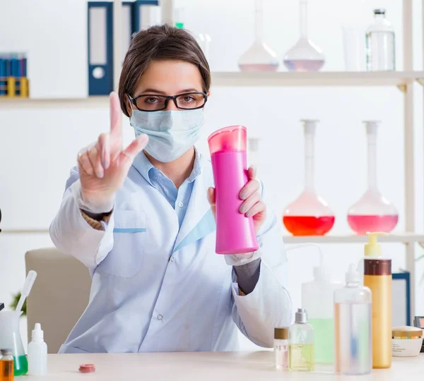 Lab chemist checking beauty and make-up products — Stock Photo, Image