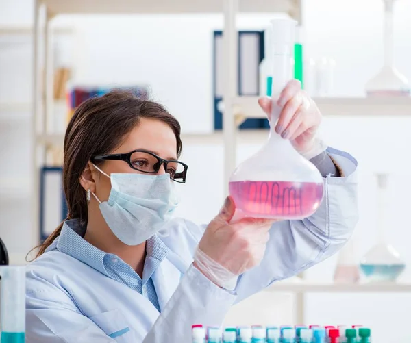 Ahli kimia wanita bekerja di laboratorium rumah sakit — Stok Foto