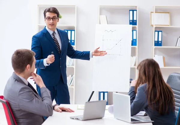 Zakelijke bijeenkomst met medewerkers op kantoor — Stockfoto