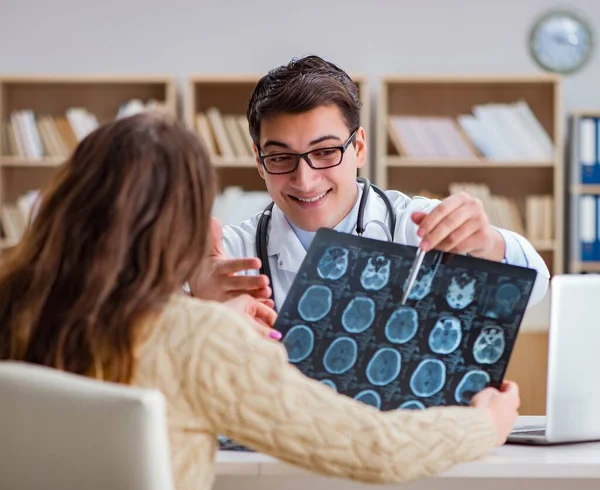 Médico joven mirando la tomografía computarizada imagen de rayos X — Foto de Stock