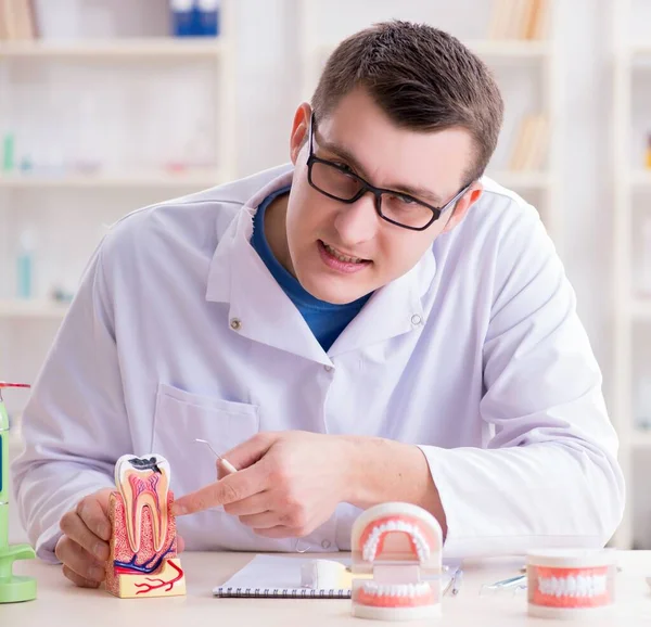 Implante dental de trabajo en laboratorio médico — Foto de Stock