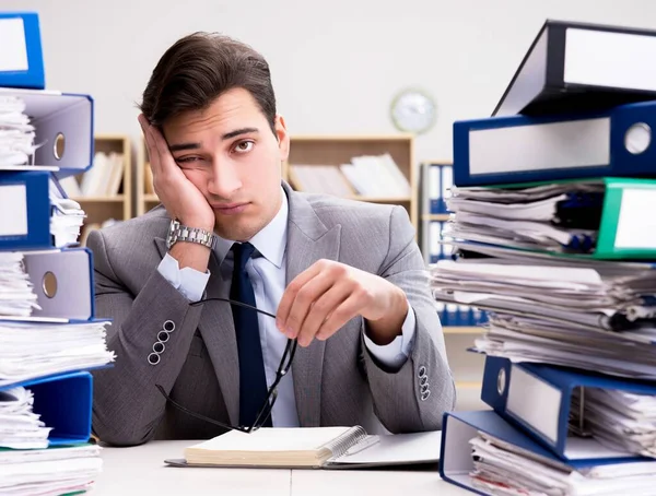 Upptagen affärsman under stress på grund av överdrivet arbete — Stockfoto