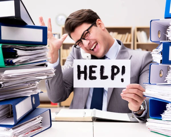 Umtriebiger Geschäftsmann bittet um Hilfe bei der Arbeit — Stockfoto