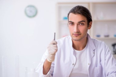 Laboratuvarda çalışan genç bir kimyager.